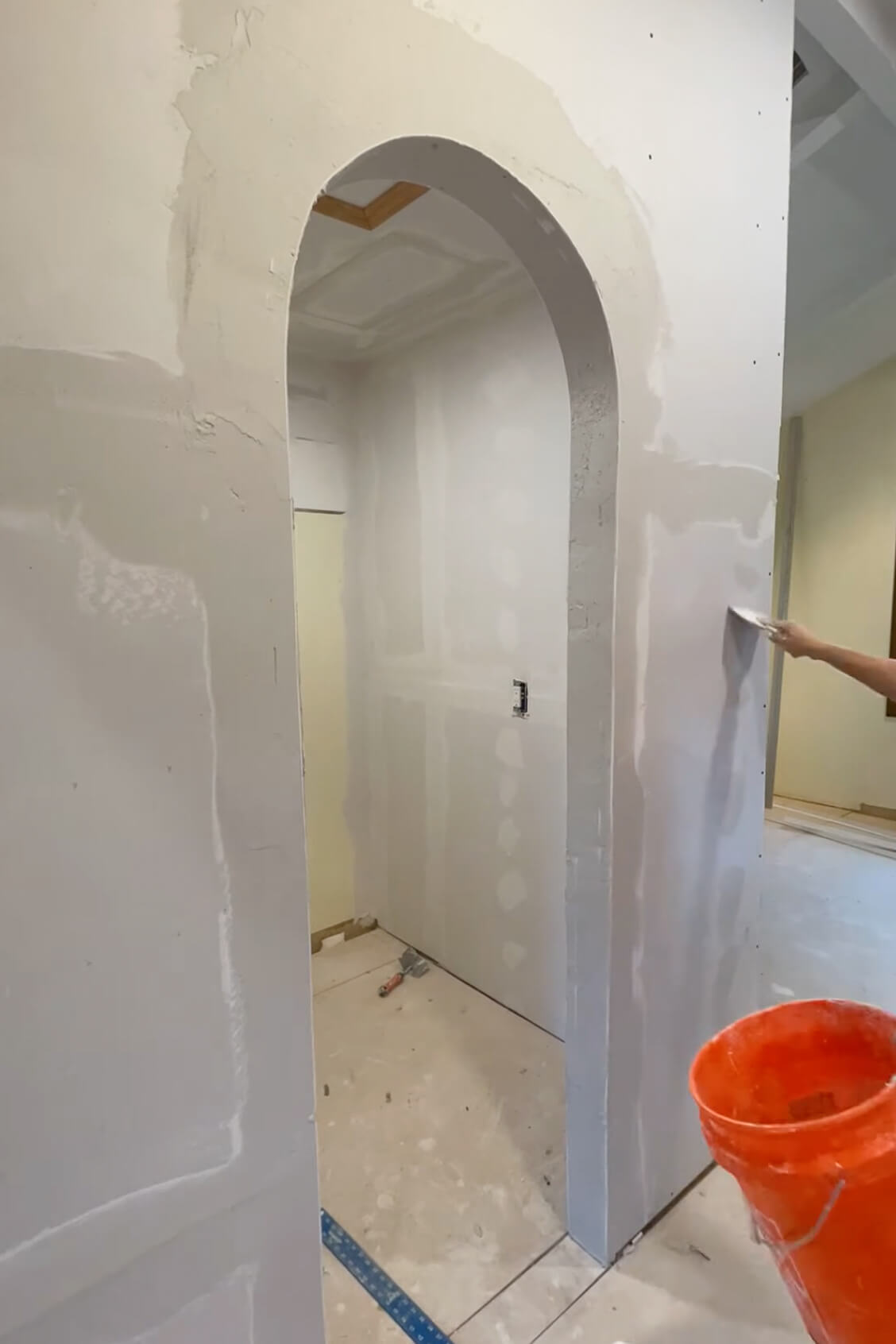 Finished drywall mud on an arched doorway.
